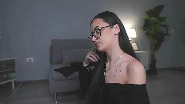 ValexieLux online show from April 3, 2026, 10:57 am