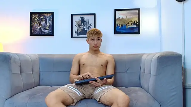 Snapshot of YOUNG_GUYS1 chatting on March 20, 2026, 7:35 am YOUNG GUYS1 online show from March 20, 2026, 7:35 am