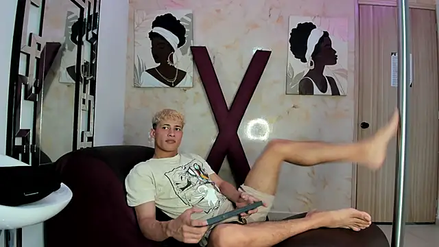 Snapshot of YOUNG_GUYS1 chatting on April 10, 2026, 7:24 am YOUNG GUYS1 online show from April 10, 2026, 7:24 am