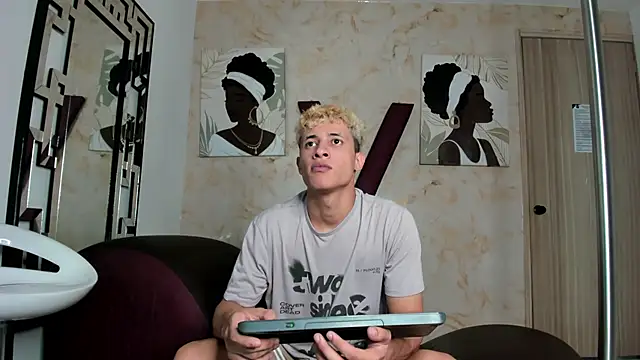 Snapshot of YOUNG_GUYS1 chatting on April 13, 2026, 7:14 am YOUNG GUYS1 online show from April 13, 2026, 7:14 am