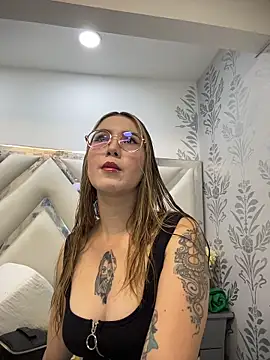 Annyhathatway online show from March 27, 2026, 9:14 pm