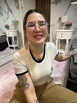 Annyhathatway online show from May 16, 2026, 12:51 am