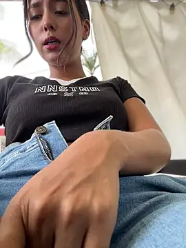 Valeria-escobar online show from April 12, 2026, 2:22 pm