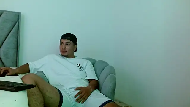 Snapshot of kyro_estrada chatting on December 15, 2025, 6:23 pm kyro estrada online show from December 15, 2025, 6:23 pm