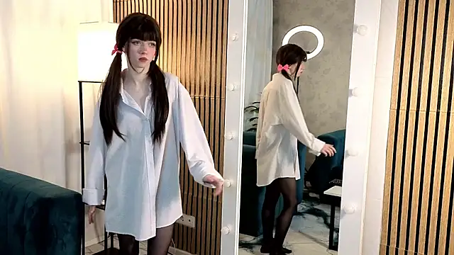 ViollaBloom online show from February 15, 2026, 11:12 pm