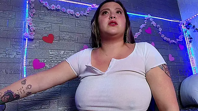 emma honey   online show from December 17, 2025, 11:44 pm