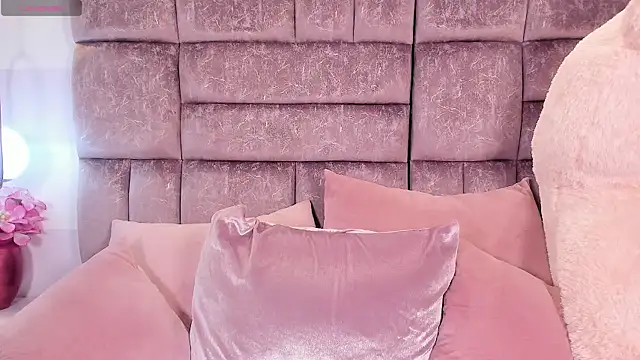 miaa quinn online show from December 21, 2025, 3:35 am