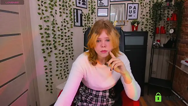 Soft Flame online show from December 17, 2025, 3:29 pm