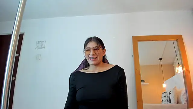 liaa moretti  online show from February 8, 2026, 1:14 pm