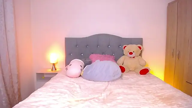 Snapshot of Kitten_Riot chatting on February 24, 2026, 1:03 am Kitten Riot online show from February 24, 2026, 1:03 am