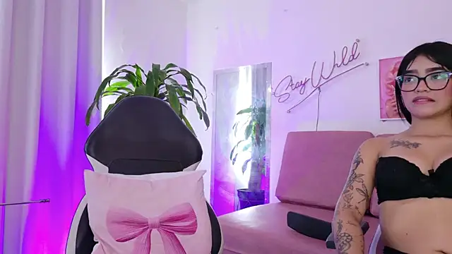 Snapshot of Emmy_And_Luna chatting on April 16, 2026, 12:17 pm Emmy And Luna online show from April 16, 2026, 12:17 pm