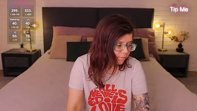 Snapshot of Ariell_Mini chatting on February 14, 2026, 7:10 pm Ariell Mini online show from February 14, 2026, 7:10 pm