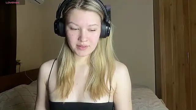 Snapshot of SkyeDavis chatting on February 5, 2026, 8:57 pm SkyeDavis online show from February 5, 2026, 8:57 pm