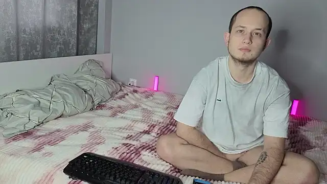 Pearl couple online show from February 9, 2026, 9:02 am