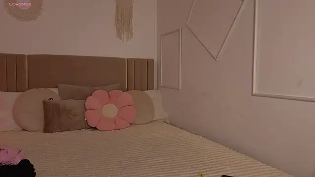 Sn0w  queen online show from February 25, 2026, 8:02 am