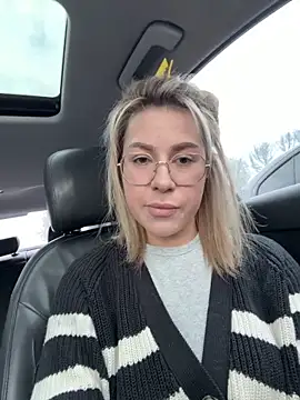Snapshot of Roxi_Joy chatting on April 1, 2026, 10:05 am Roxi Joy online show from April 1, 2026, 10:05 am