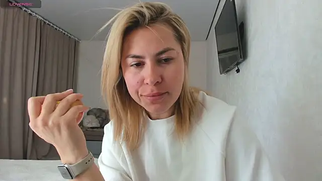 Snapshot of Roxi_Joy chatting on May 15, 2026, 11:17 am Roxi Joy online show from May 15, 2026, 11:17 am