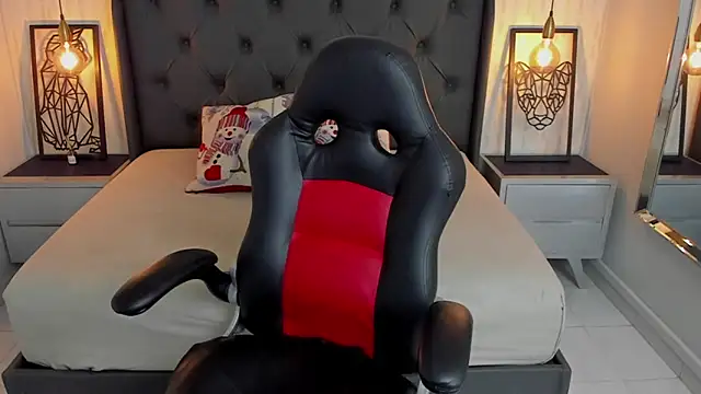 angelinemore online show from December 17, 2025, 8:04 pm