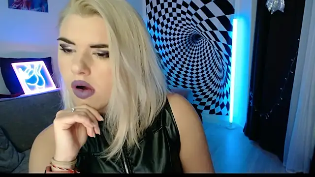 Snapshot of Ariana_Saint chatting on January 17, 2026, 6:44 pm Ariana Saint online show from January 17, 2026, 6:44 pm