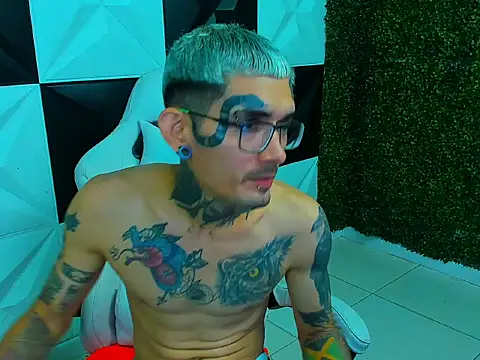 Boy tatto77 online show from January 17, 2026, 4:43 pm