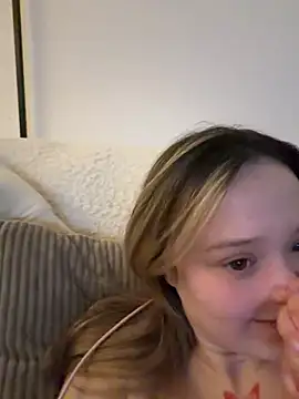 Snapshot of LilyLuck_ chatting on February 17, 2026, 10:16 pm LilyLuck online show from February 17, 2026, 10:16 pm