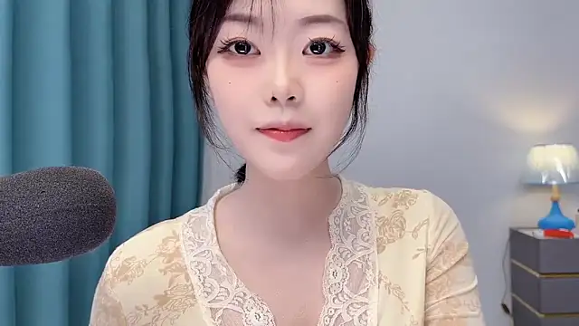 Snapshot of smalldaisy chatting on May 11, 2026, 2:28 am smalldaisy online show from May 11, 2026, 2:28 am