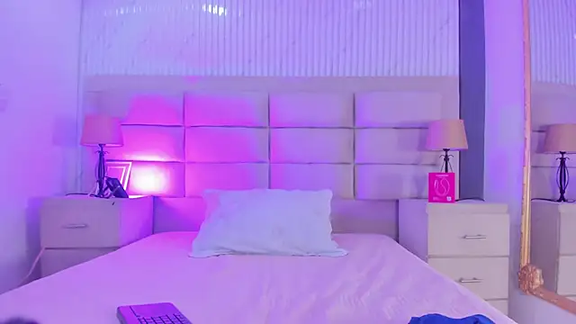 ManuelaEvans  online show from February 19, 2026, 9:00 pm