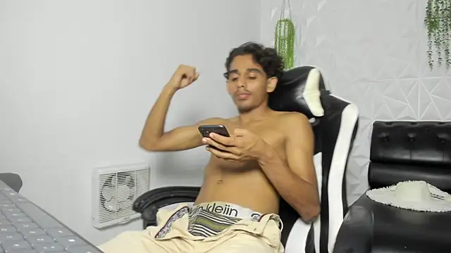 Snapshot of danny_hot23_ chatting on April 6, 2026, 2:53 am danny hot23 online show from April 6, 2026, 2:53 am