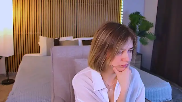 EmeraldGlow online show from April 16, 2026, 9:39 pm