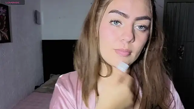 Snapshot of VelourNyx chatting on January 6, 2026, 3:43 am VelourNyx online show from January 6, 2026, 3:43 am