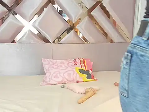 MiaKleinX online show from March 21, 2026, 8:12 pm