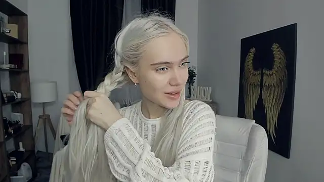 KristalCrowner online show from February 19, 2026, 7:32 pm