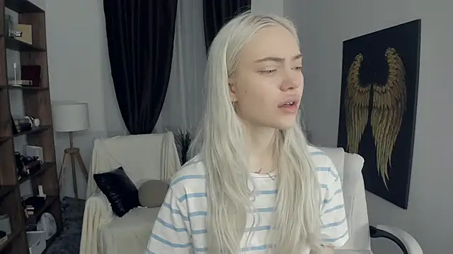 KristalCrowner online show from February 20, 2026, 7:36 pm