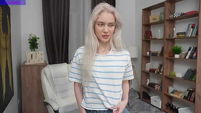 KristalCrowner online show from April 4, 2026, 7:33 pm