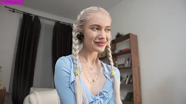 KristalCrowner online show from April 5, 2026, 7:33 pm