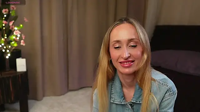 Snapshot of Emely_Moon chatting on June 4, 2026, 7:31 pm Emely Moon online show from June 4, 2026, 7:31 pm