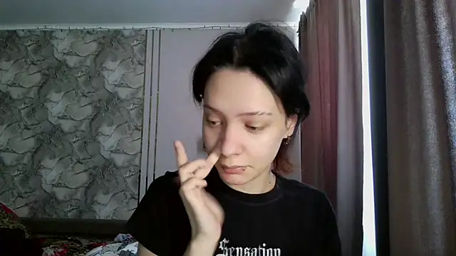 Snapshot of LxayBloom chatting on February 19, 2026, 8:10 am LxayBloom online show from February 19, 2026, 8:10 am