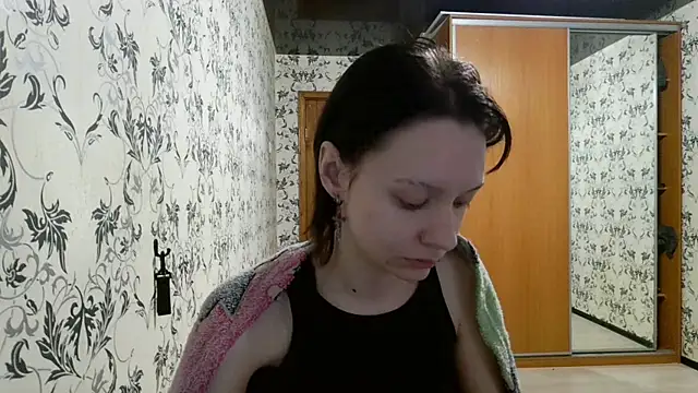 LxayBloom online show from April 16, 2026, 4:46 am