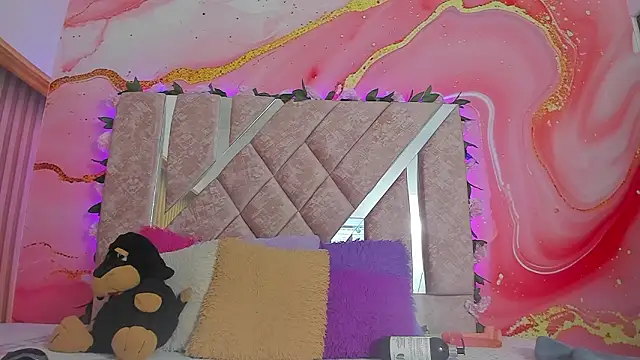 emily velvet   online show from February 16, 2026, 6:04 pm