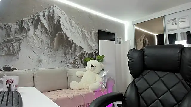 Ivy Bellee online show from February 4, 2026, 5:35 am