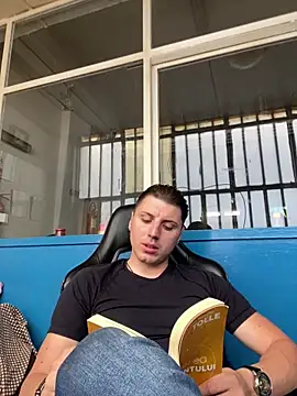 allee2206 online show from April 26, 2026, 1:42 pm