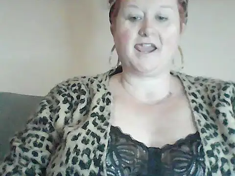 BustyRedxx online show from June 4, 2026, 8:42 am