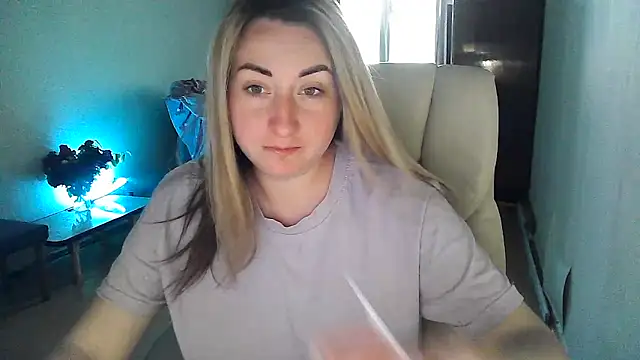 Snapshot of FoxyAnn12 chatting on May 6, 2026, 11:48 am FoxyAnn12 online show from May 6, 2026, 11:48 am