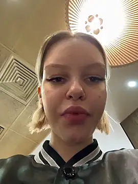 Snapshot of AshleyMur chatting on April 13, 2026, 5:02 am AshleyMur online show from April 13, 2026, 5:02 am