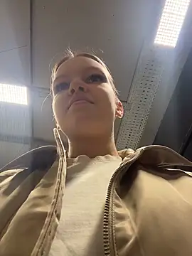 Snapshot of AshleyMur chatting on April 16, 2026, 7:09 am AshleyMur online show from April 16, 2026, 7:09 am