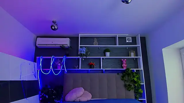 StephieRousee online show from March 6, 2026, 6:21 am