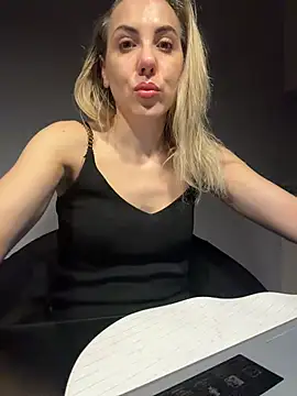 Snapshot of ElenaWhitmore chatting on March 6, 2026, 11:34 pm ElenaWhitmore online show from March 6, 2026, 11:34 pm