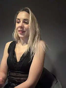 Snapshot of ElenaWhitmore chatting on March 9, 2026, 12:14 am ElenaWhitmore online show from March 9, 2026, 12:14 am