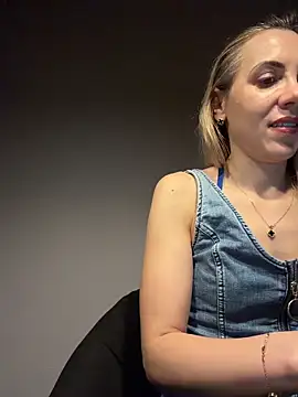 Snapshot of ElenaWhitmore chatting on March 10, 2026, 10:15 pm ElenaWhitmore online show from March 10, 2026, 10:15 pm