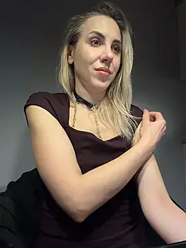 Snapshot of ElenaWhitmore chatting on March 13, 2026, 11:33 pm ElenaWhitmore online show from March 13, 2026, 11:33 pm